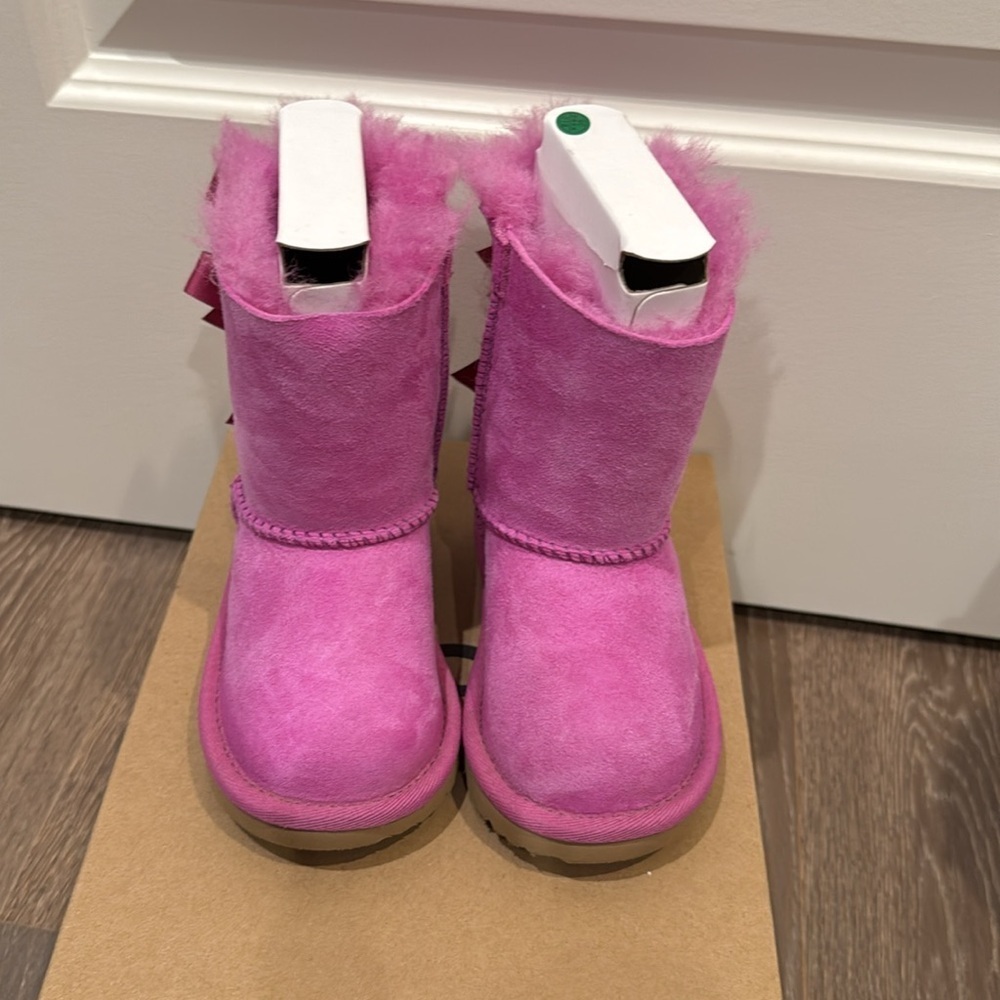 UGG Bailey Bow II Water Resistant Genuine Shearling Boot Kids Walker Size 6 M - Picture 3 of 7